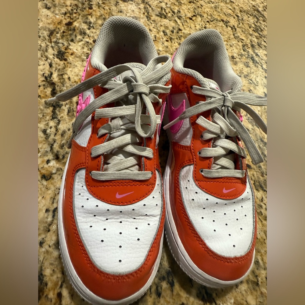 Nike Kids Sneakers in Pink and red orange